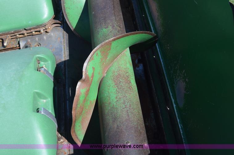 image for item K8748 1998 John Deere 1293 corn head