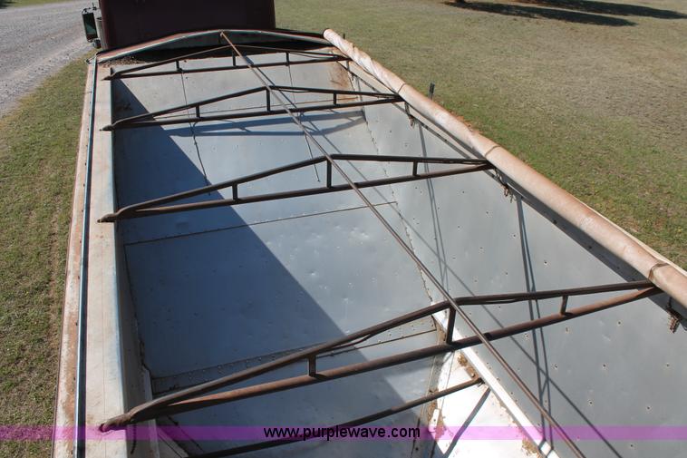 image for item K8987 1981 Barrett double hopper grain trailer