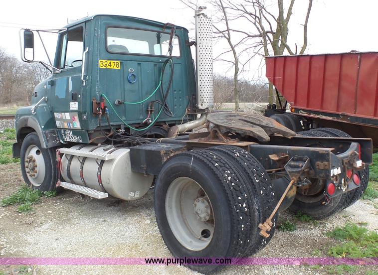 image for item L1344 1992 Ford LA9000 AeroMax 106 semi truck