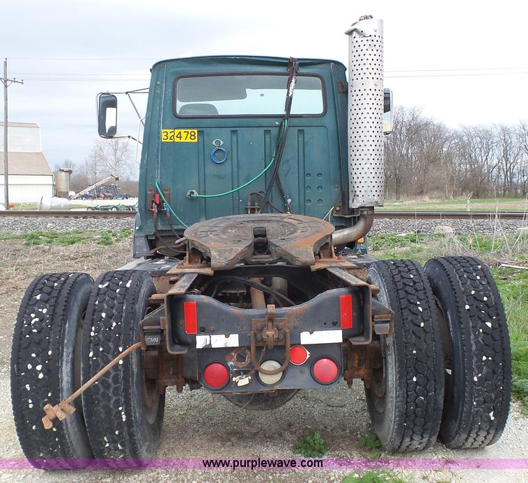 image for item L1344 1992 Ford LA9000 AeroMax 106 semi truck