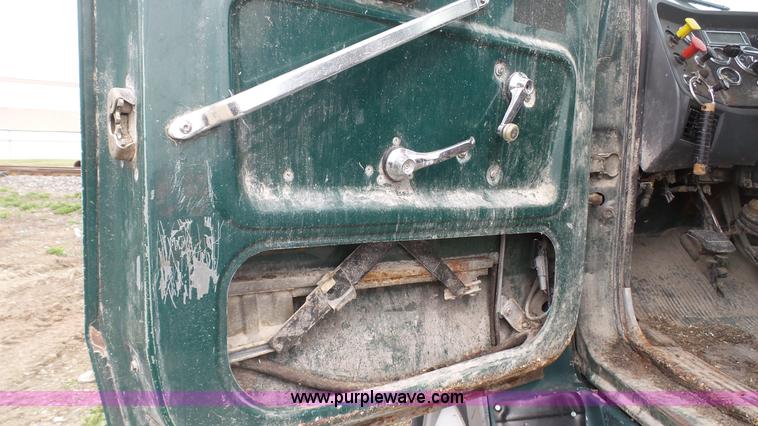 image for item L1344 1992 Ford LA9000 AeroMax 106 semi truck