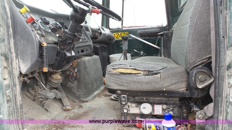 image for item L1344 1992 Ford LA9000 AeroMax 106 semi truck