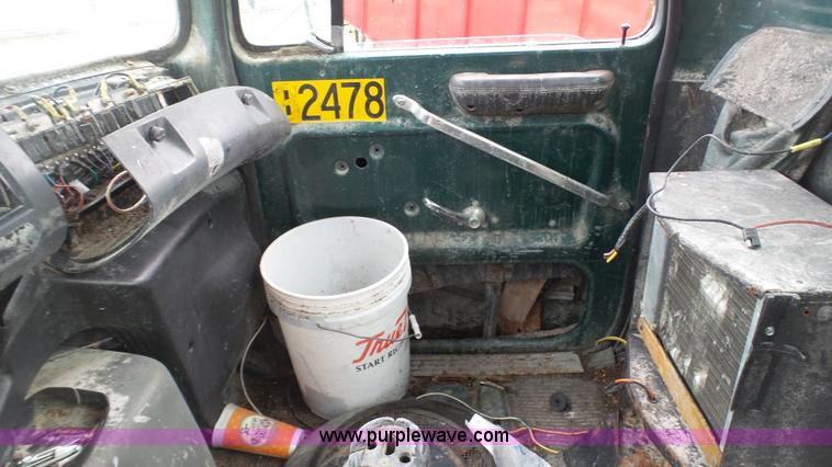 image for item L1344 1992 Ford LA9000 AeroMax 106 semi truck