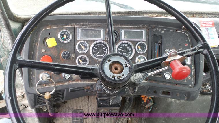 image for item L1344 1992 Ford LA9000 AeroMax 106 semi truck