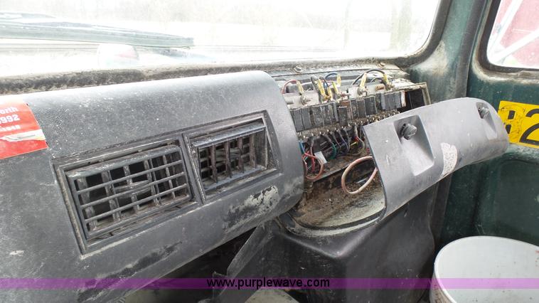 image for item L1344 1992 Ford LA9000 AeroMax 106 semi truck