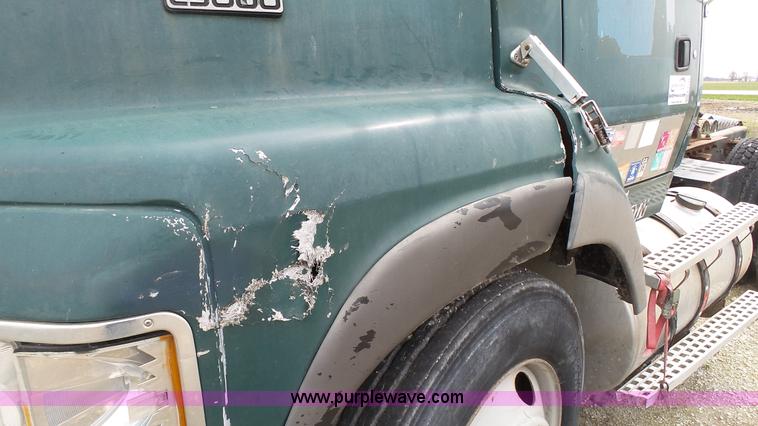 image for item L1344 1992 Ford LA9000 AeroMax 106 semi truck