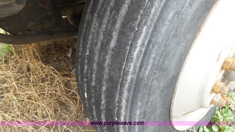 image for item L1344 1992 Ford LA9000 AeroMax 106 semi truck