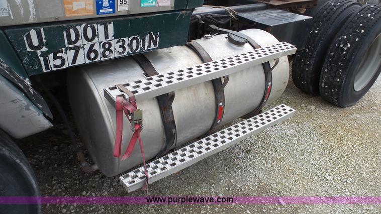 image for item L1344 1992 Ford LA9000 AeroMax 106 semi truck