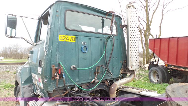 image for item L1344 1992 Ford LA9000 AeroMax 106 semi truck