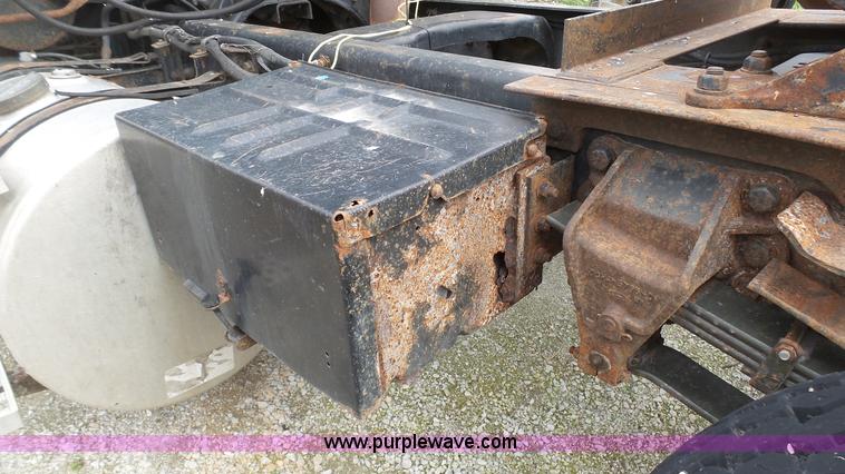 image for item L1344 1992 Ford LA9000 AeroMax 106 semi truck