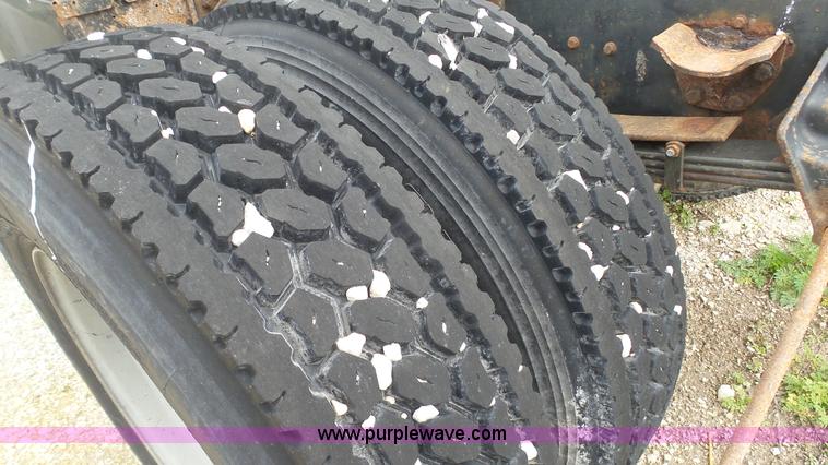 image for item L1344 1992 Ford LA9000 AeroMax 106 semi truck