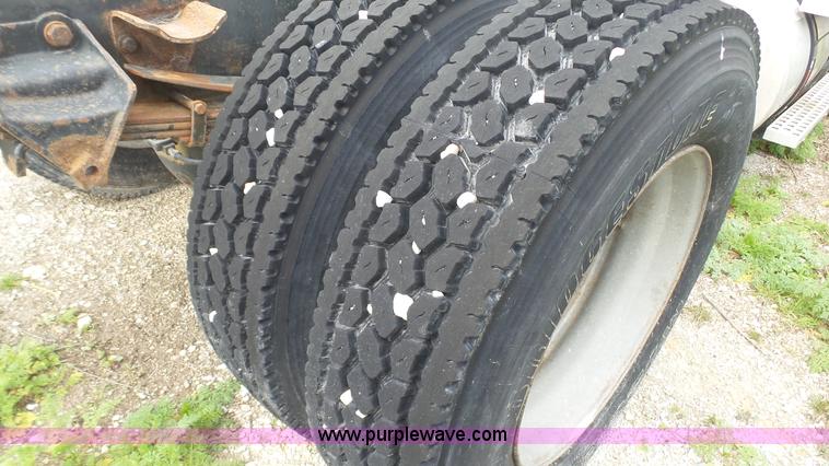 image for item L1344 1992 Ford LA9000 AeroMax 106 semi truck