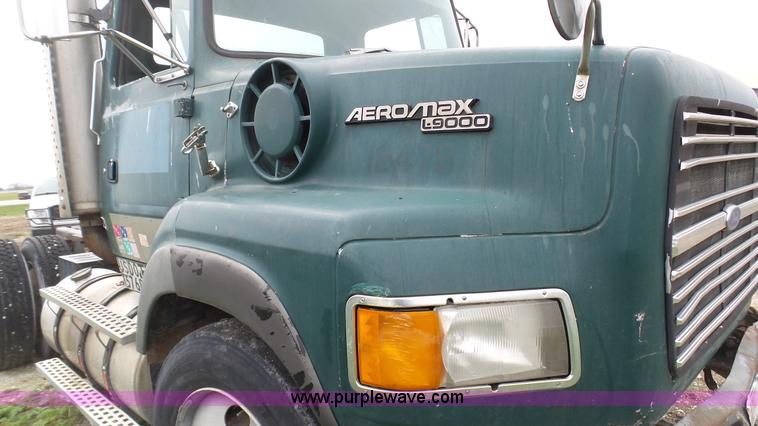 image for item L1344 1992 Ford LA9000 AeroMax 106 semi truck