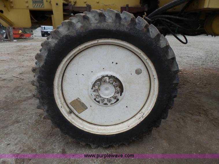 image for item L5478 1997 Ag-Chem RoGator 554 self-propelled sprayer