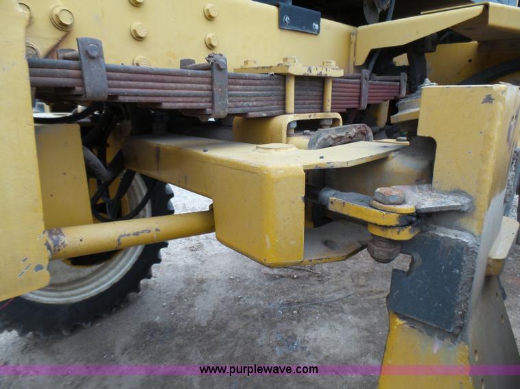 image for item L5478 1997 Ag-Chem RoGator 554 self-propelled sprayer