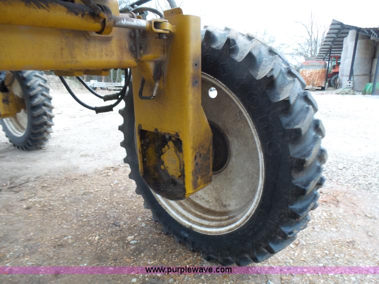 image for item L5478 1997 Ag-Chem RoGator 554 self-propelled sprayer