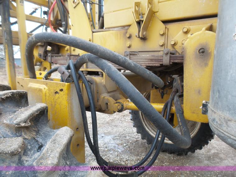 image for item L5478 1997 Ag-Chem RoGator 554 self-propelled sprayer