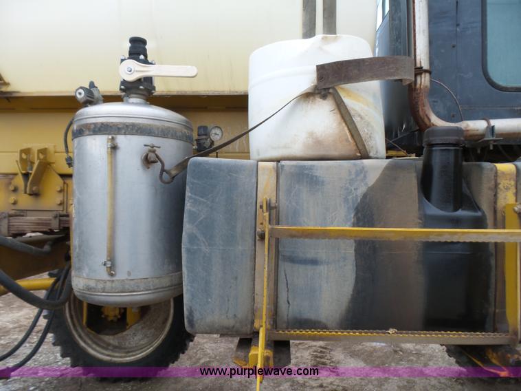 image for item L5478 1997 Ag-Chem RoGator 554 self-propelled sprayer