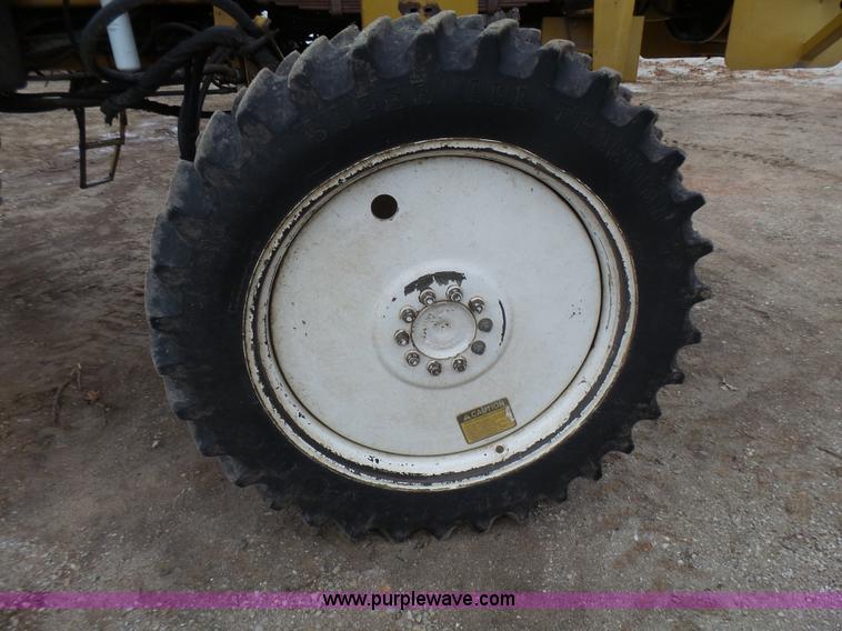 image for item L5478 1997 Ag-Chem RoGator 554 self-propelled sprayer