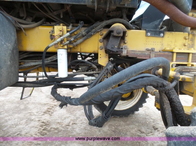 image for item L5478 1997 Ag-Chem RoGator 554 self-propelled sprayer