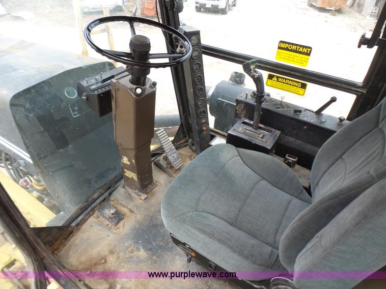 image for item L5478 1997 Ag-Chem RoGator 554 self-propelled sprayer