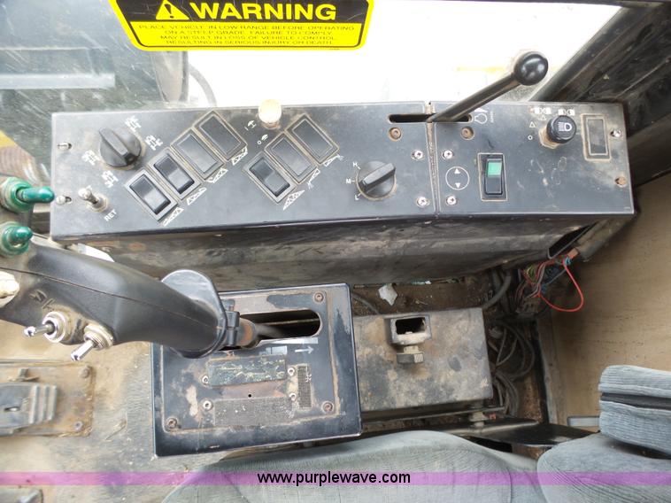 image for item L5478 1997 Ag-Chem RoGator 554 self-propelled sprayer