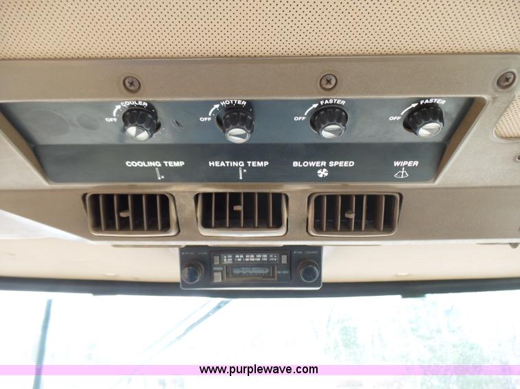 image for item L5478 1997 Ag-Chem RoGator 554 self-propelled sprayer