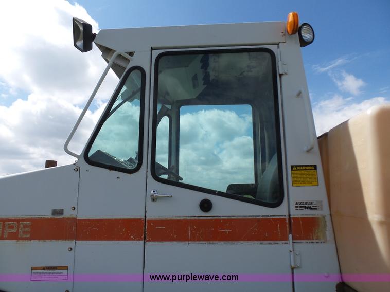 image for item L5482 SpraCoupe 220 self-propelled sprayer