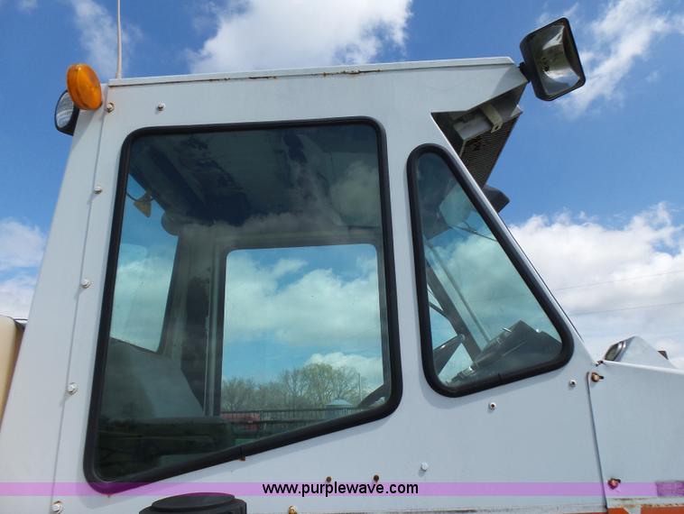 image for item L5482 SpraCoupe 220 self-propelled sprayer