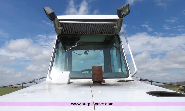 image for item L5482 SpraCoupe 220 self-propelled sprayer