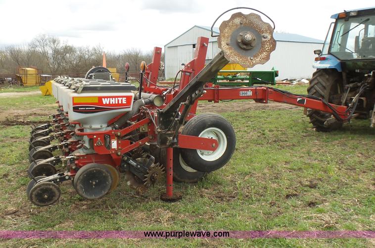 image for item L5484 2004 AGCO White 8706 no-till planter