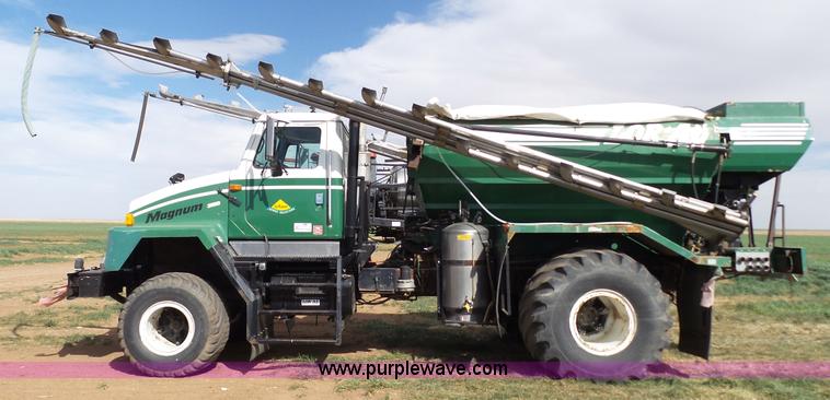 image for item L6529 1996 International 2554 Loral Magnum Air Max V applicator truck