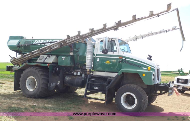 image for item L6529 1996 International 2554 Loral Magnum Air Max V applicator truck