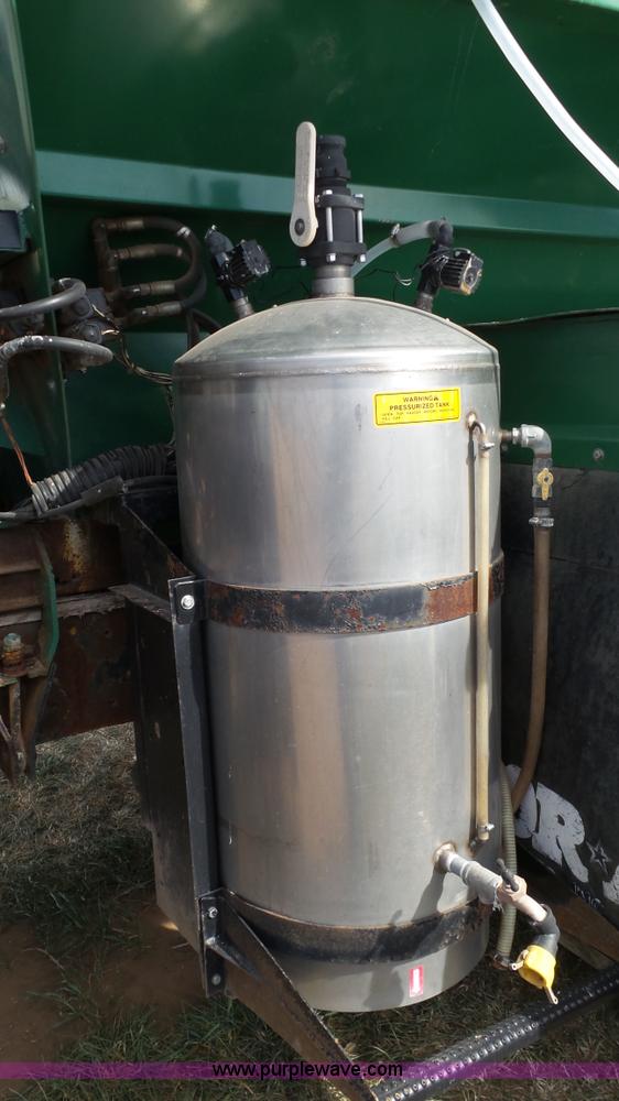 image for item L6529 1996 International 2554 Loral Magnum Air Max V applicator truck