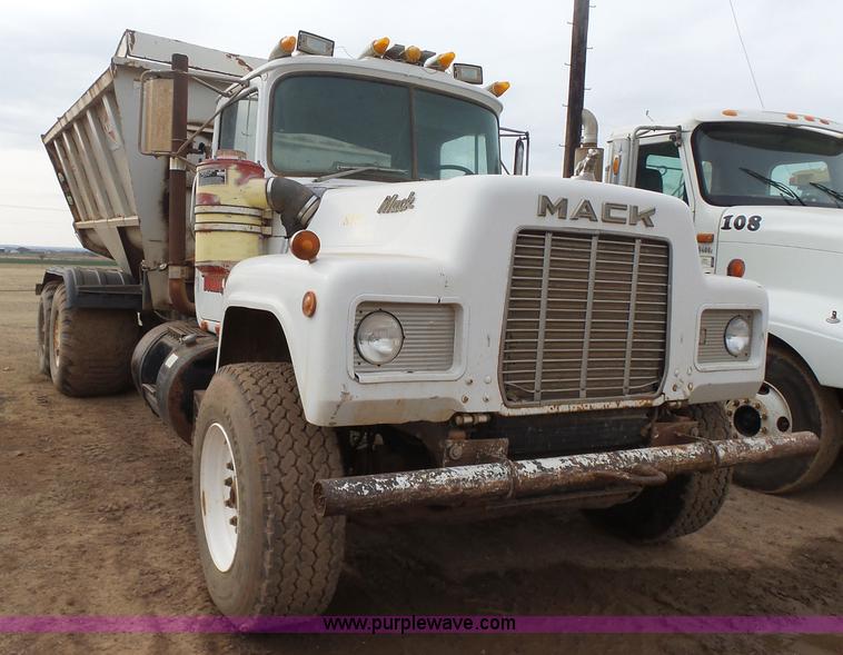 image for item L7264 1986 Mack R688ST manure spreader truck