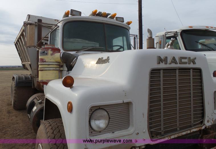image for item L7264 1986 Mack R688ST manure spreader truck