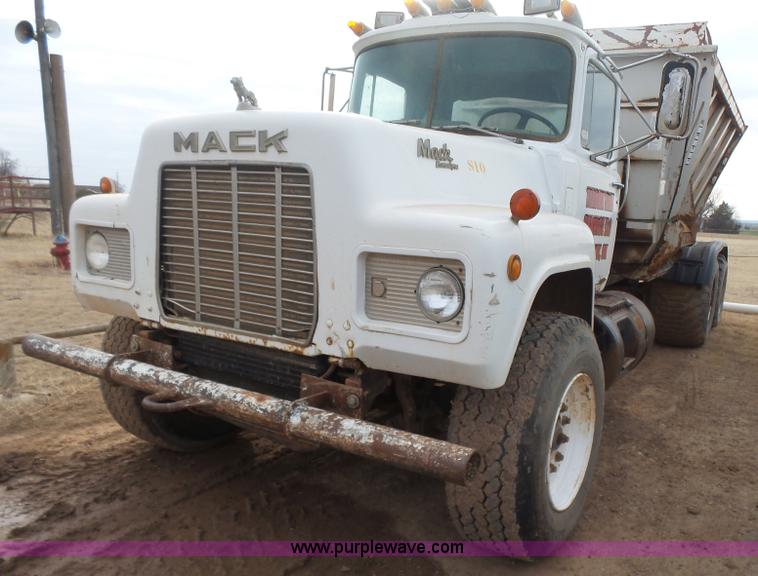image for item L7264 1986 Mack R688ST manure spreader truck
