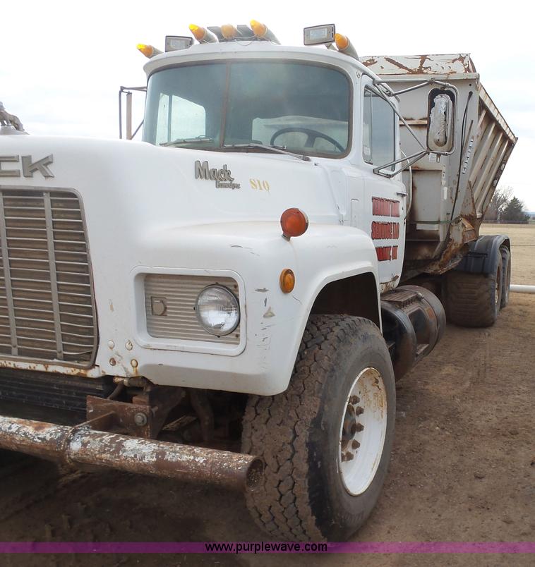 image for item L7264 1986 Mack R688ST manure spreader truck