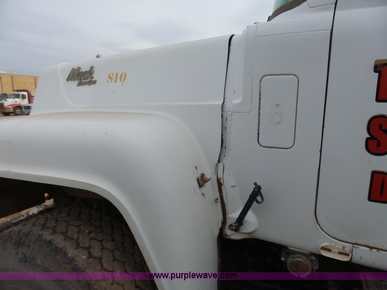 image for item L7264 1986 Mack R688ST manure spreader truck