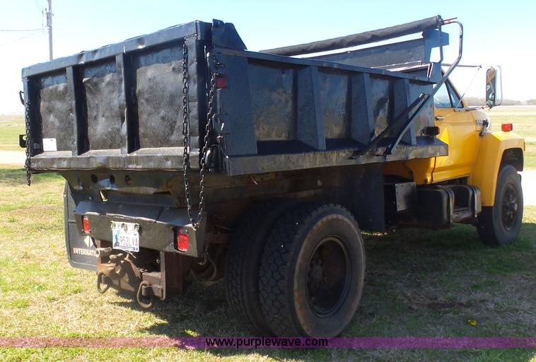 image for item L7417 1990 Ford F800 dump truck