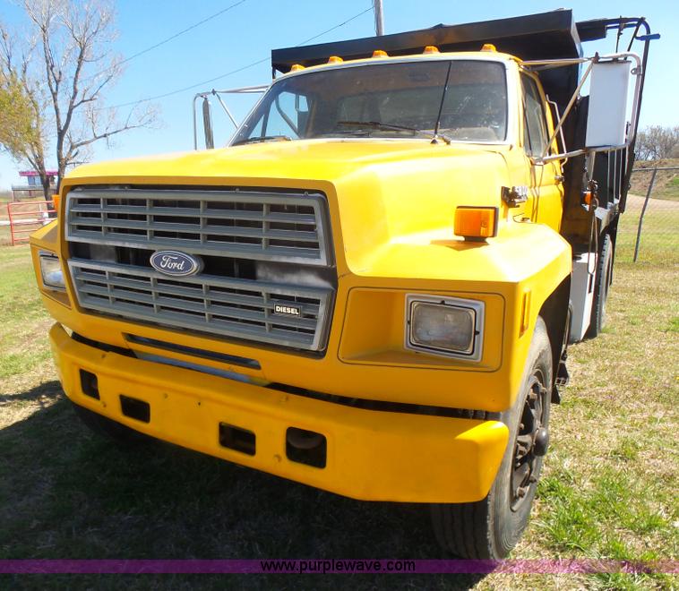 image for item L7417 1990 Ford F800 dump truck