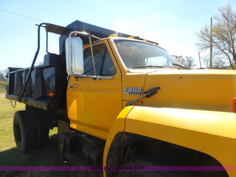 image for item L7417 1990 Ford F800 dump truck