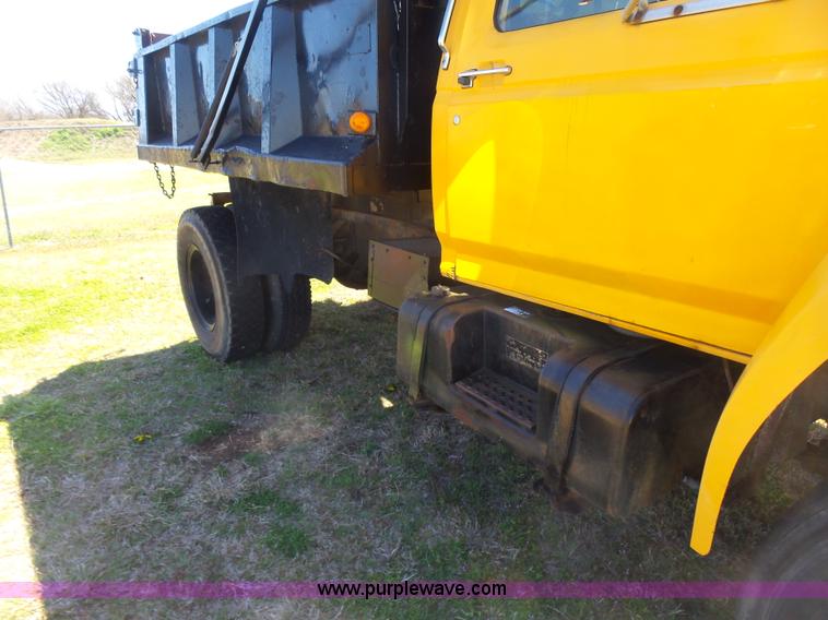 image for item L7417 1990 Ford F800 dump truck