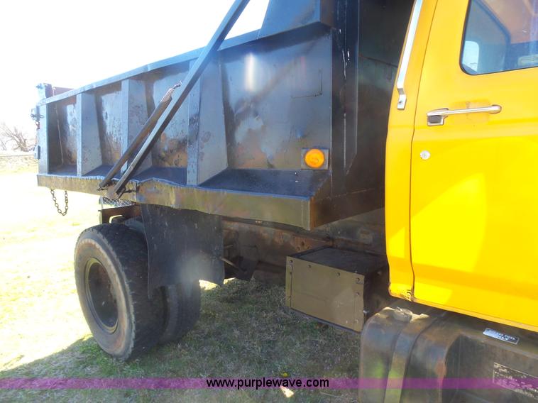 image for item L7417 1990 Ford F800 dump truck