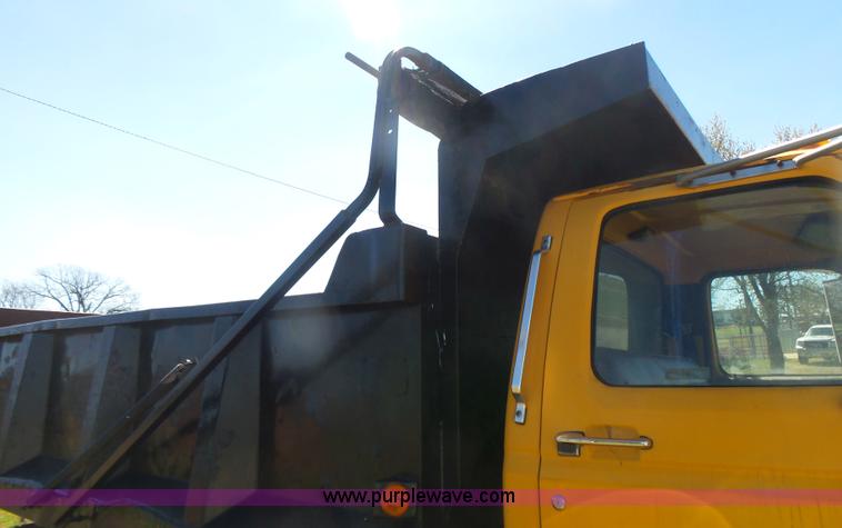 image for item L7417 1990 Ford F800 dump truck
