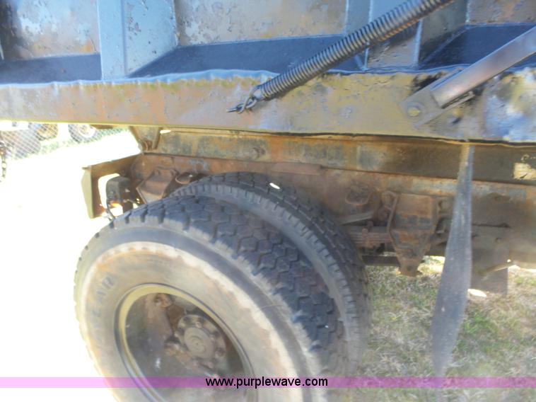 image for item L7417 1990 Ford F800 dump truck