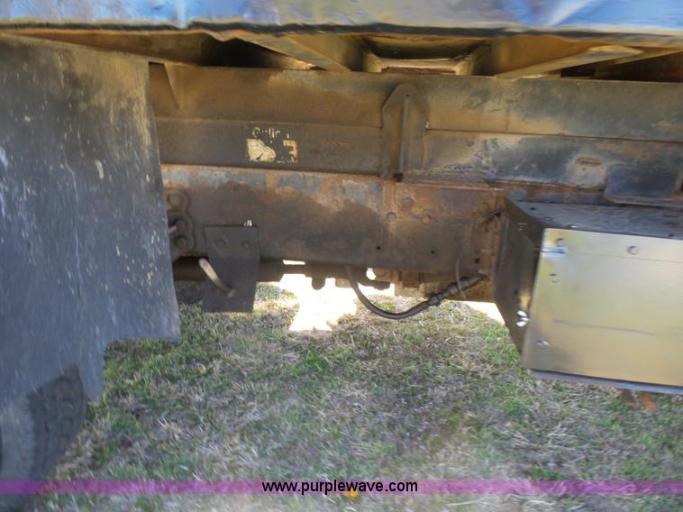 image for item L7417 1990 Ford F800 dump truck