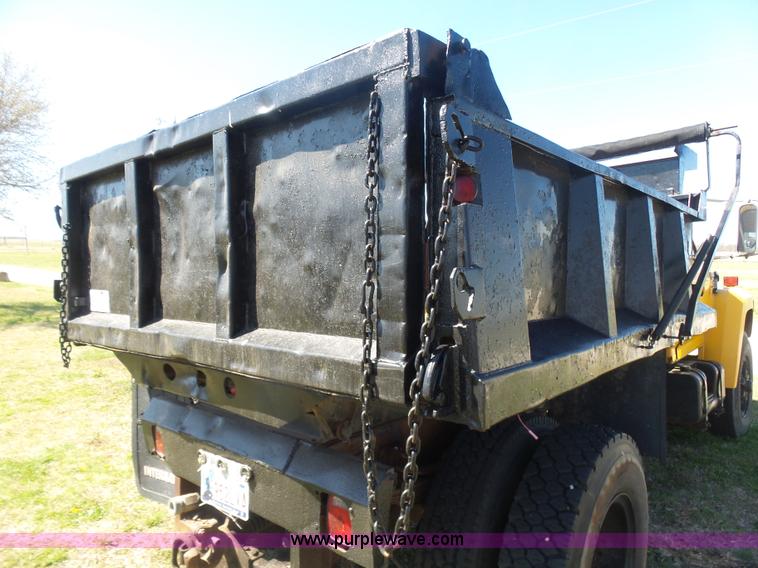 image for item L7417 1990 Ford F800 dump truck