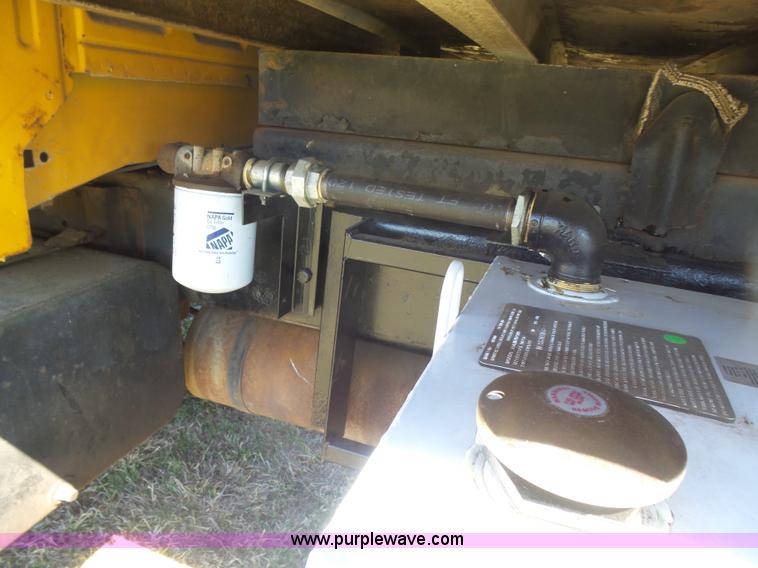 image for item L7417 1990 Ford F800 dump truck