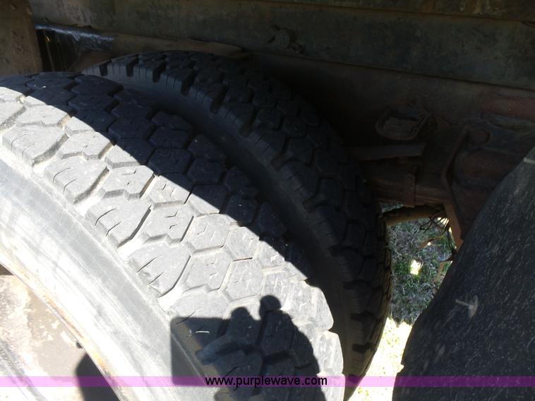 image for item L7417 1990 Ford F800 dump truck